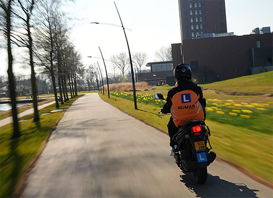 Bromfietsles bij Nijman Rijopleidingen