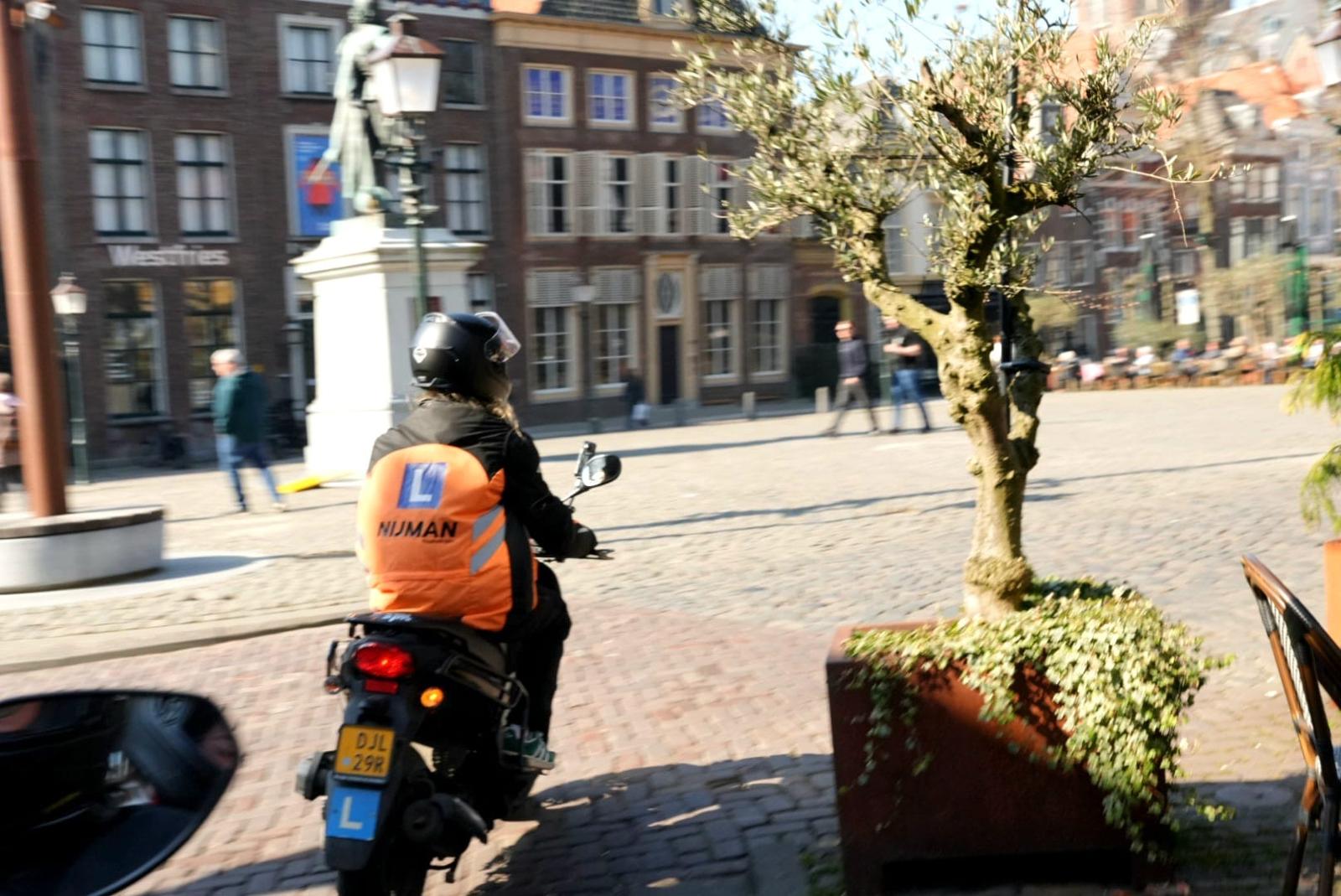 Bromfietsles bij Nijman Rijopleidingen